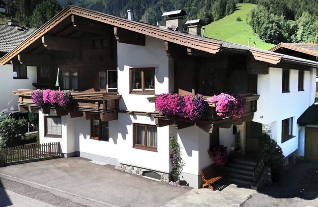 Spacious vacation apartment in Hollersbach - Hohe Tauern, skiing & hiking vacation