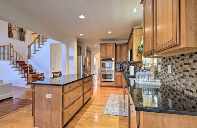 Spacious Atlanta Home with Lake Access & Deck!