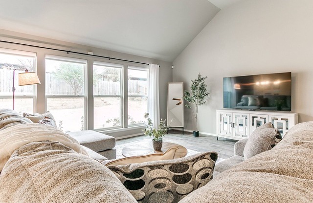 Spacious BA Home in Beautiful Neighborhood!