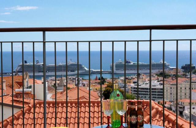 Spacious balcony with one of the best views over the harbor and Funchal city. nn