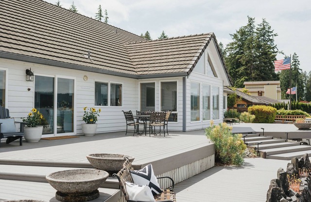 Spacious Beach Front Home on Hood Canal w/Kayaks!