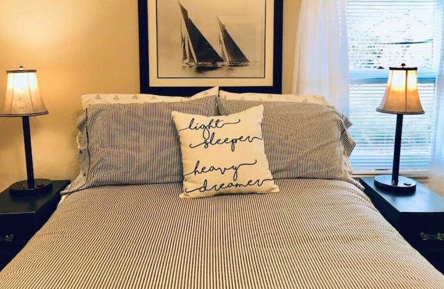 Spacious Bedroom Close to Hospital - Women Only