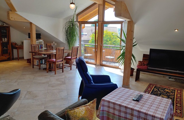 Spacious, bright apartment on the top floor, 92 sqm, balcony with mountain view