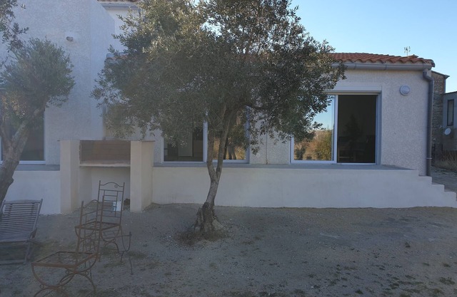 Spacious, bright, air-conditioned T2 with large garden
