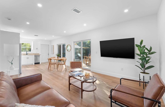Spacious, Bright Condo-Victoria Park Near Beach