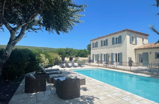 Spacious, bright villa. Charm, comfort and calm. Heated swimming pool.