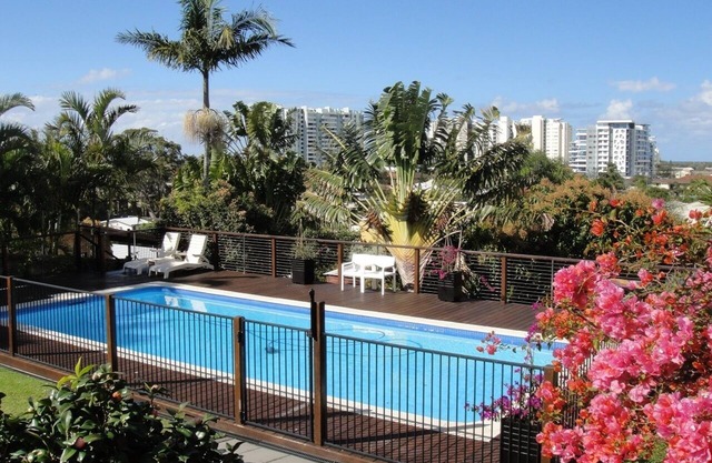 Spacious Broadwater family home, huge pool & fantastic views