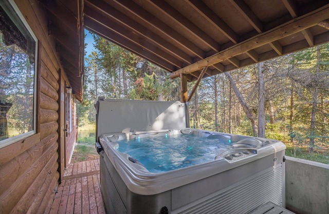 Spacious Buffalo River House for Fall: Riverfront Views, Hot Tub, Arcade Games