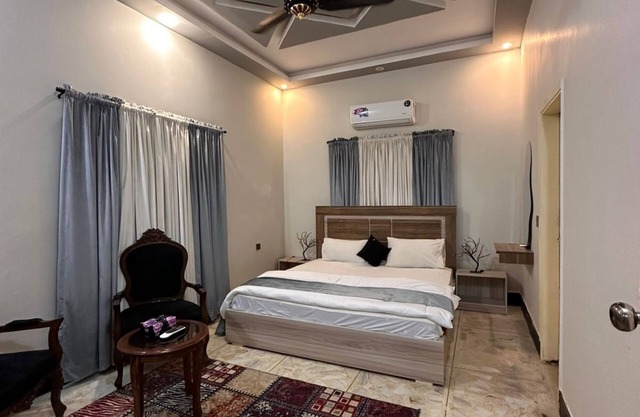 Spacious bungalow with 8 bedrooms and WiFi, AC in gulshan e iqbal Karachi