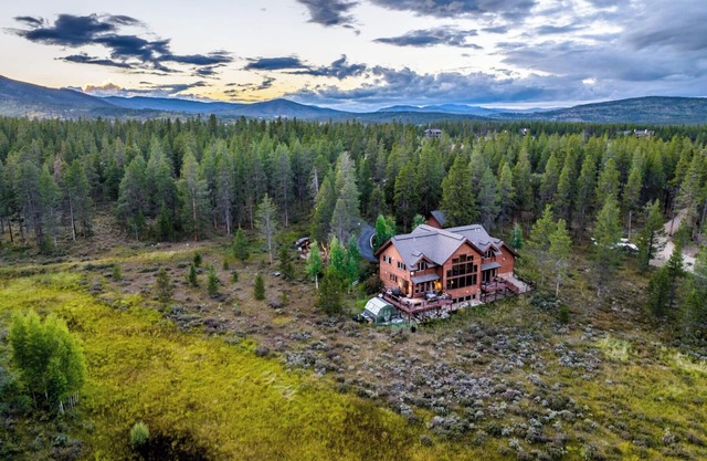 Spacious cabin near slopes w/hot tub & fire pit
