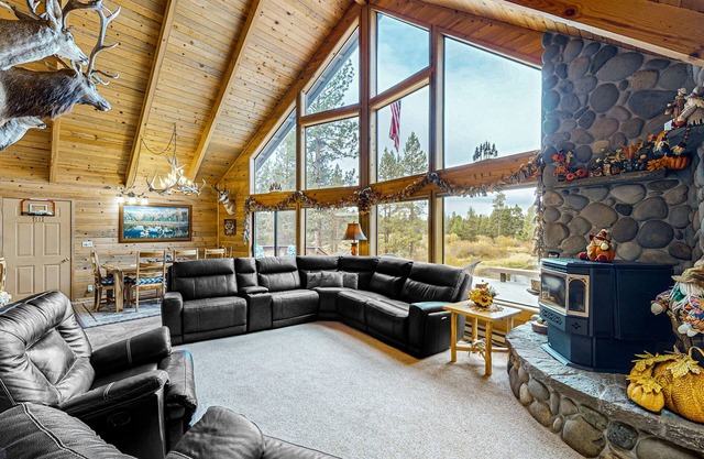 Spacious cabin with bunk house, game room, river view, patio, and fire pit