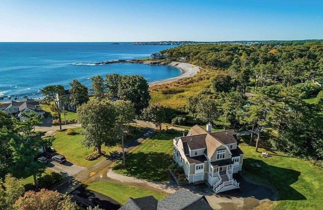 Spacious Cape Neddick Coastal Home !n