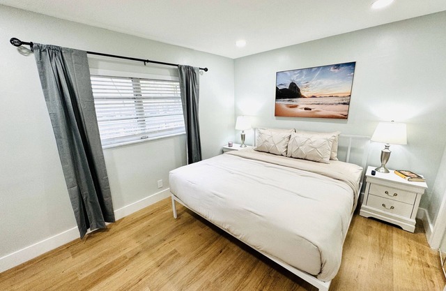 Spacious & Central 1BR APT W/Shared Pool & Garden