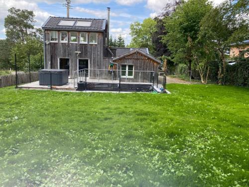 Spacious chalet in Jalhay with jacuzzi
