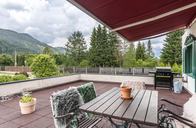 Spacious chalet, only 350m to the ski bus