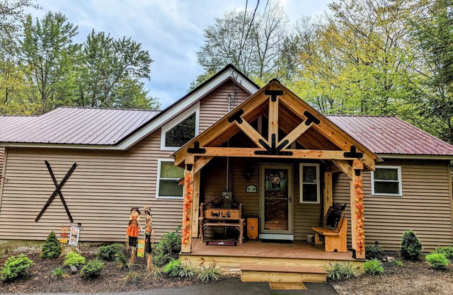 Spacious Chalet Vacation Home in the White Mountain Region Sleeps10,Pet friendly