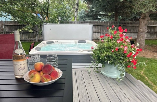 Spacious, charming 3-bedroom house in lovely Carbondale with WiFi, hot tub, AC.