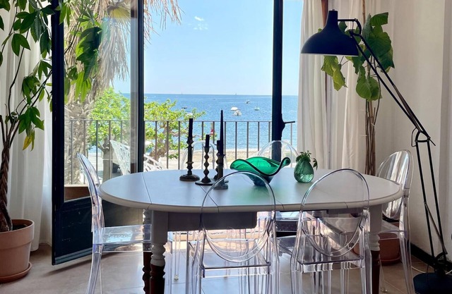Spacious & charming apartment in Cadaques just a few steps away from the beach