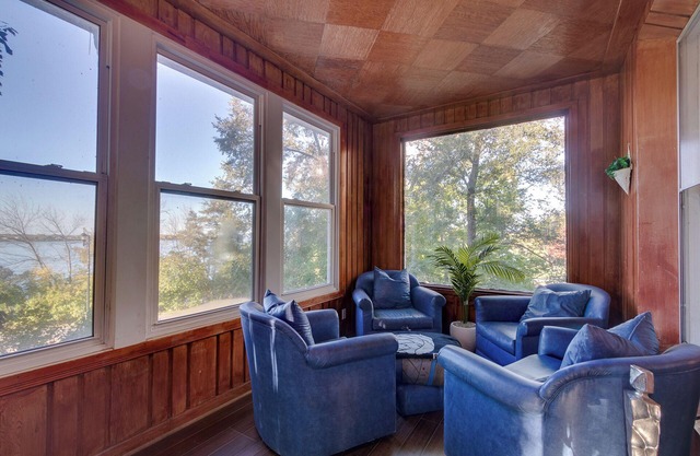 Spacious Charming Waterfront 7 Bedrooms Home In Montreal
