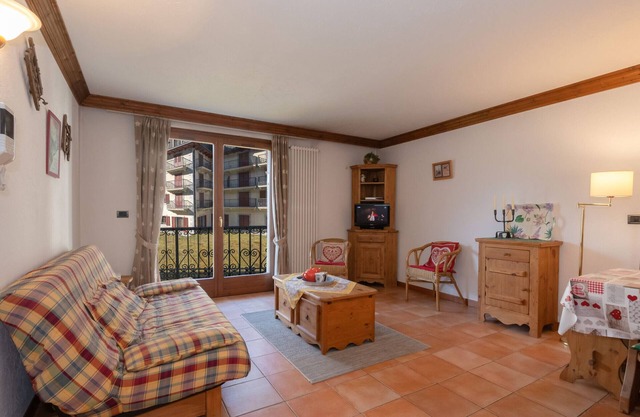 Spacious City-Center Apartment with Balcony, Parking, and Wi-Fi in Chamonix