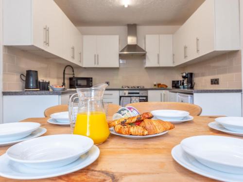 Spacious City House in Telford Pass the Keys
