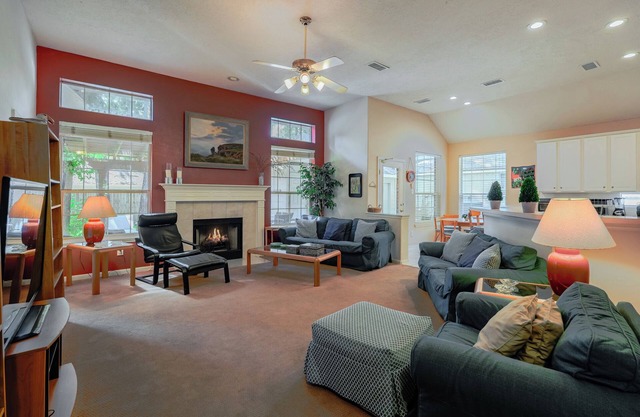 Spacious & Classic 5BR House for 11 w/Backyard + Covered Deck