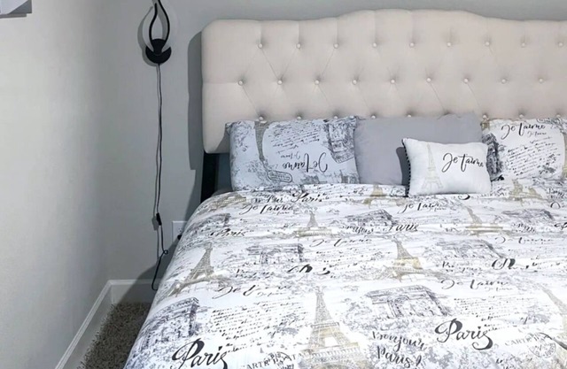 Spacious clean Quiet Room in shared New House in Anna with 2 baths in house