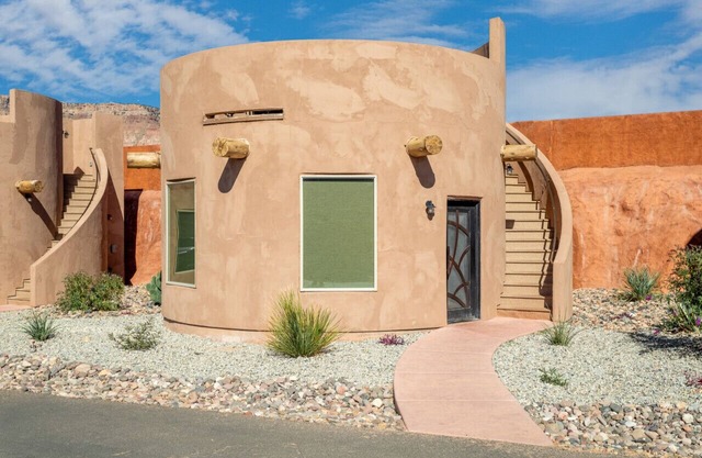 Spacious Cliff Dwelling Near Zion – 10 Min Drive