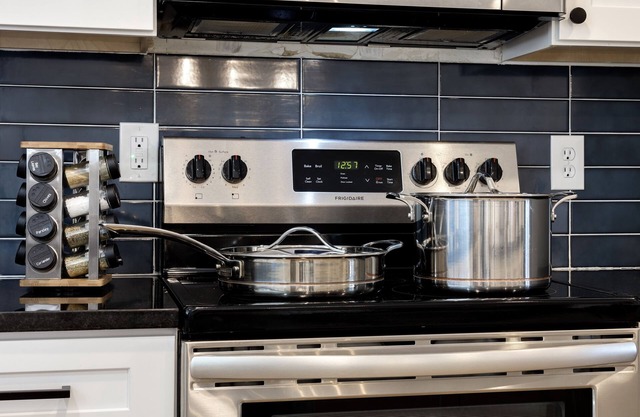 Spacious CO Oasis! 5 Bed 3 Bath w/ King Beds, Xbox & Pool Table, Fire pit