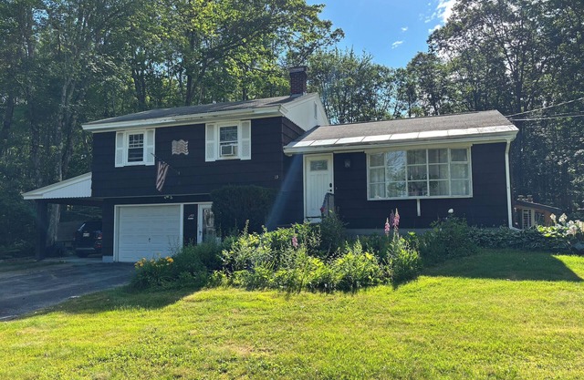 Spacious Coastal Retreat for 8—Pool, Woods & Near 4 Beaches