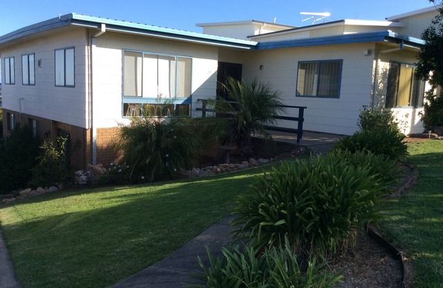 Spacious, comfortable, family home. Great views, pets ok, free wifi