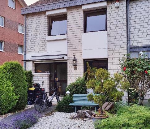 Spacious & comfortable guestrooms w private bathrooms near Koelnmesse & Lanxess Arena, free parking, highspeed WiFi