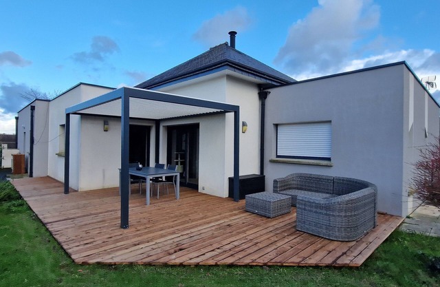 Spacious, comfortable house in a quiet location 20 minutes from the beach