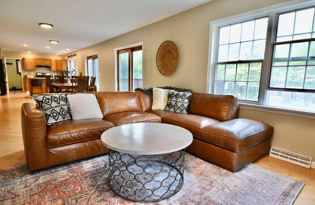 Spacious, comfortable home, close to Killington and Pico. Sleeps 8.