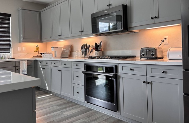 Spacious, comfy 3bd/3ba in The Valley! Minutes from shopping, food & fun!