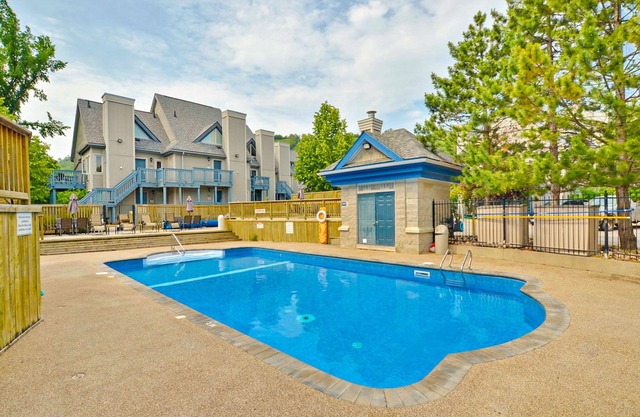 Spacious condo w/jetted tub & shared pool/tennis - walk to a lift