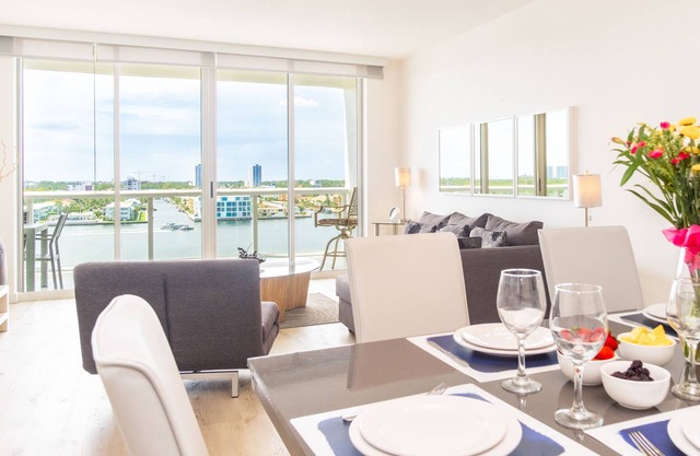 Spacious condo on high floor with amazing bay & city views. WIFI + Parking