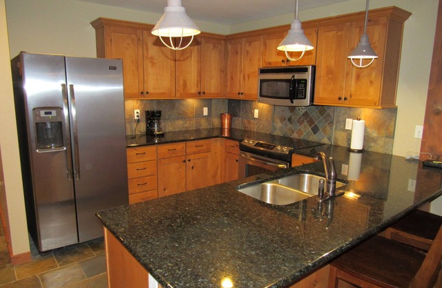 Spacious Condo, Balcony, Hot Tub, Sauna, Steam Room, Bike/Ski Storage, View