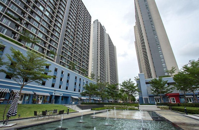 Spacious condo with panoramic river view. Peace and quiet, good for resting.
