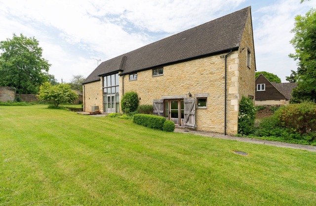 Spacious converted barn holiday accommodation in the Cotswolds - Bunt Barn