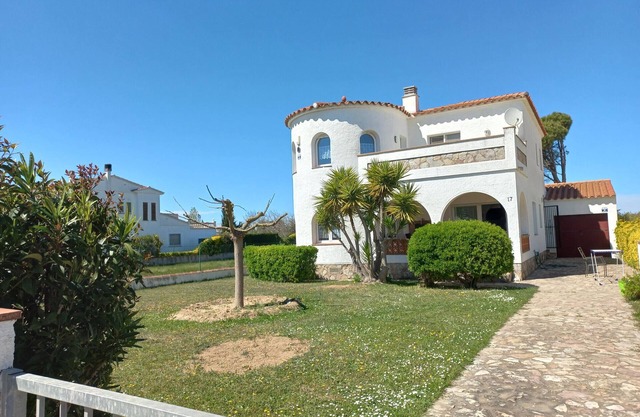 Spacious Costa Brava Home: BBQ, WiFi, Parking, Near Beach, Sleeps 7