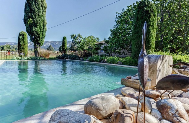 Spacious Cottage in Oppede with Swimming Pool