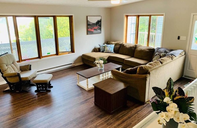 Spacious Cottage on lake, perfect for any occasion