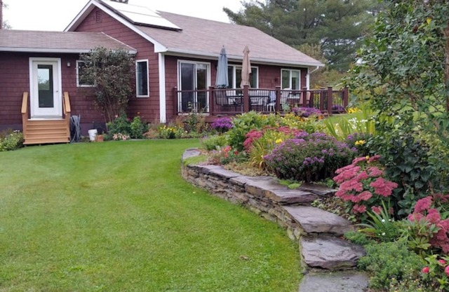 Spacious country retreat, close to Montpelier, close to nature. Smoke/pet free