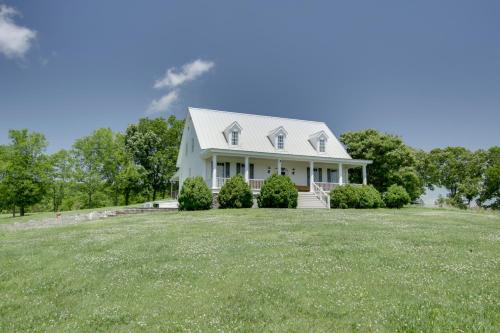 Spacious Countryside Getaway in Lexington with Deck!
