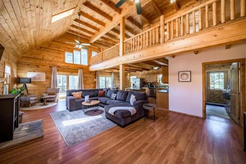 Spacious Cozy Cabin Retreat on 5-Acres with HotTub