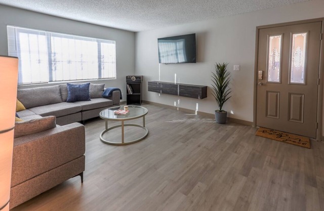 Spacious Cozy Condo Close to Sphere & Strip.