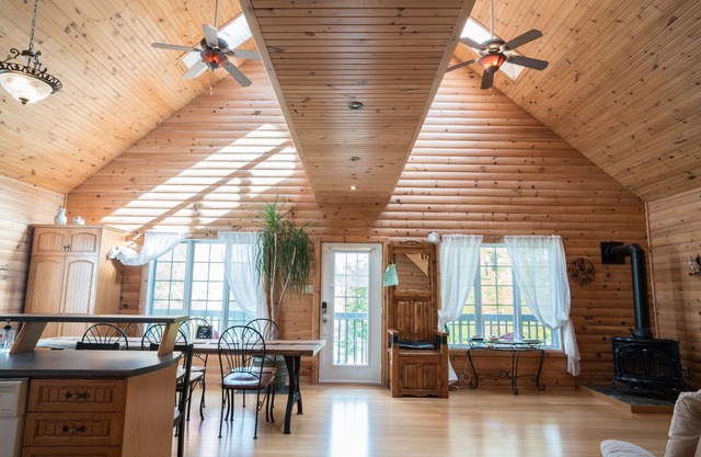 Spacious, Cozy Waterfront Cottage with Hot-tub and Sauna in Beautiful BlueSea QC