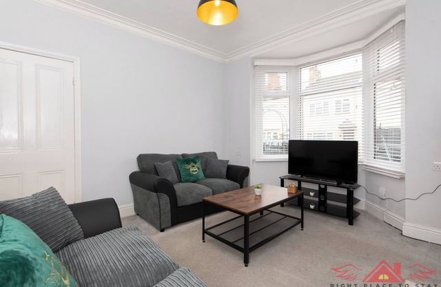 Spacious Darlington 3BR Home near City Centre with Garden and Parking - sleeps 6