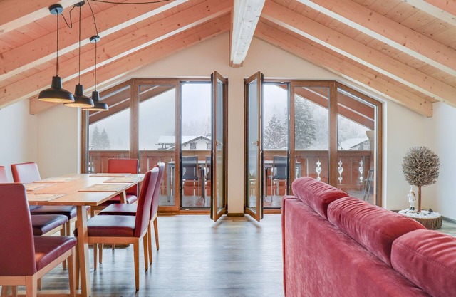 Spacious Top Floor Apartment "Partnachklamm" with Mountain View & Balcony